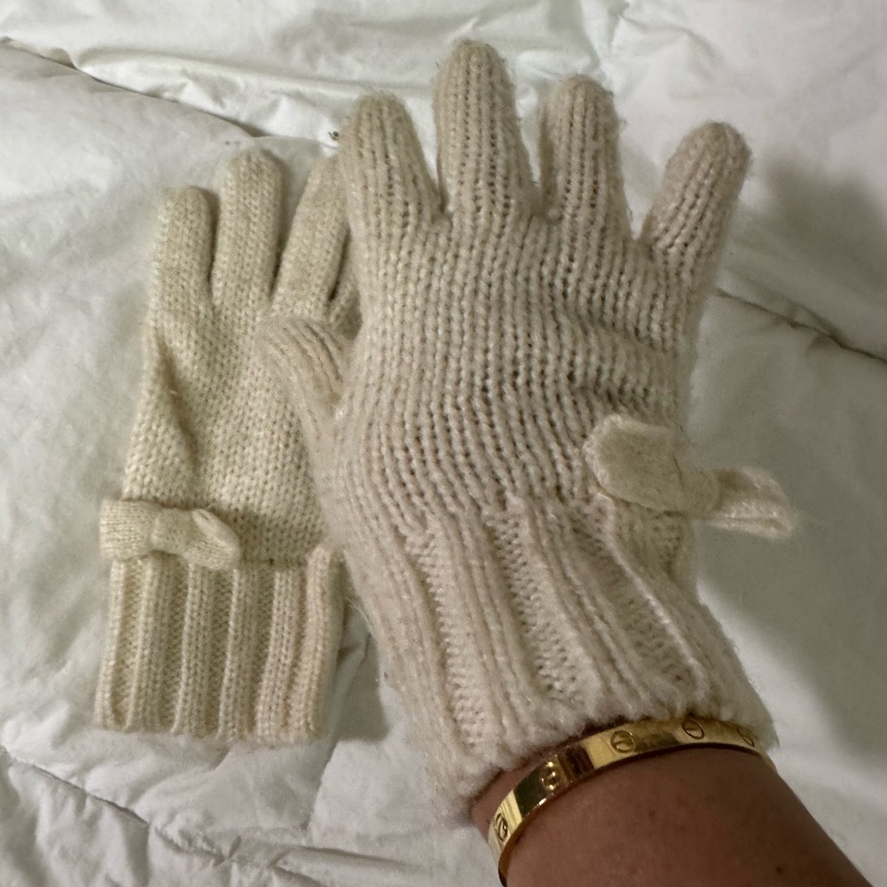 Banana Republic Cream Knit Gloves